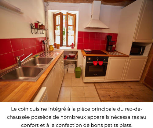 Le coin cuisine intégré à la pièce principale du rez-de-chaussée possède de nombreux appareils nécessaires au    confort et à la confection de bons petits plats.
